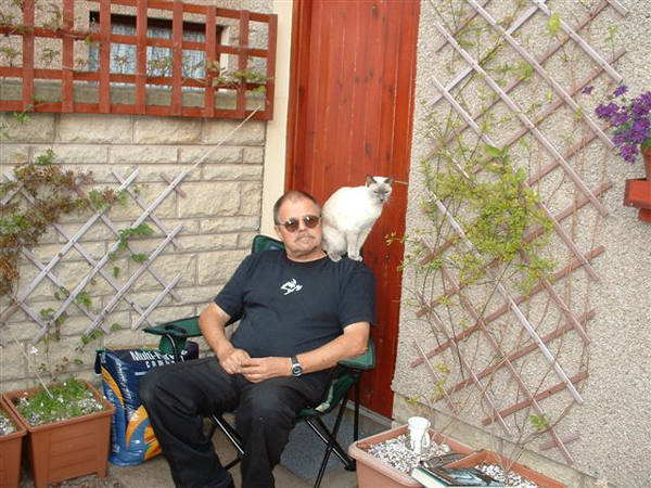 Jurek Lisowski.jpg - Jurek Lisowski relaxes with his cat.